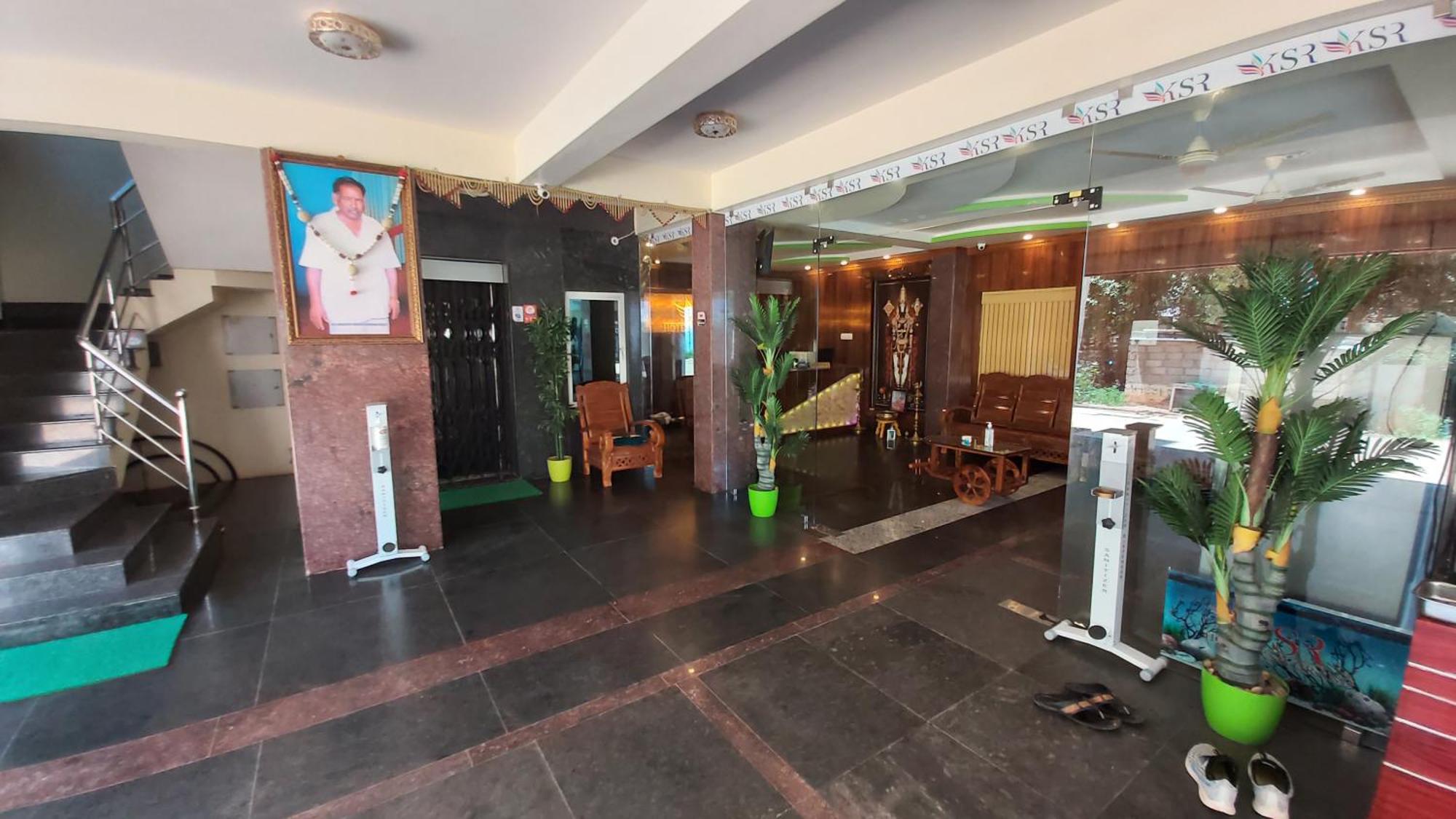 Hotel Ksr Grand Srikalahasti Bagian luar foto