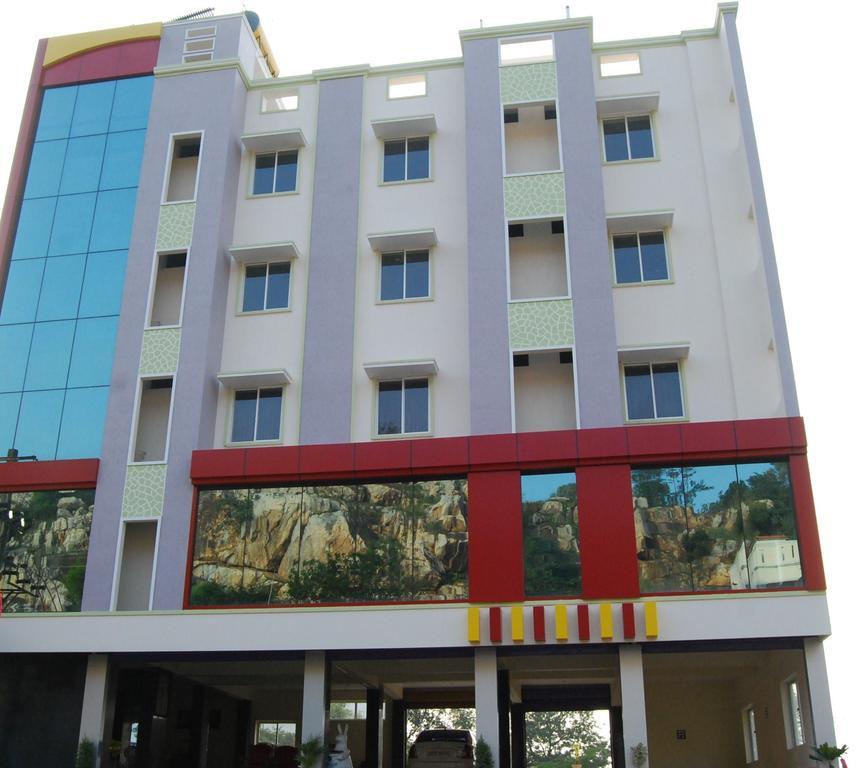 Hotel Ksr Grand Srikalahasti Bagian luar foto